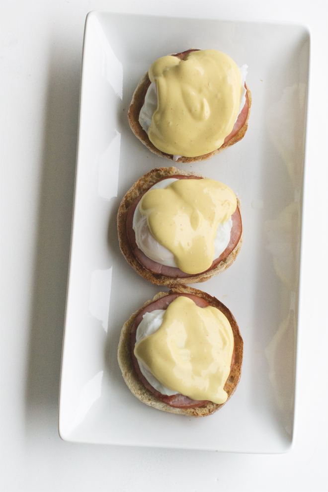 Find out everything you need to know to make Eggs Benedict for a group here and start hosting the best Sunday brunches ever!