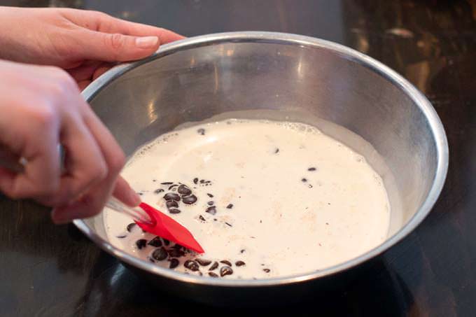 Stir the chocolate and cream with spatula.