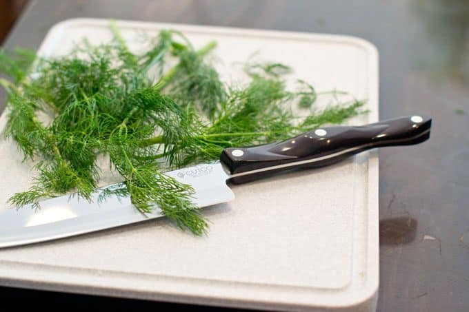 How to chop dill