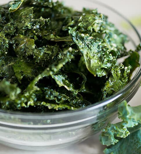 Learn how to make homemade kale chips in the oven and in the microwave and find out which option is best.