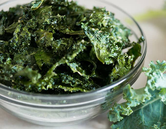 Learn how to make homemade kale chips in the oven and in the microwave and find out which option is best.