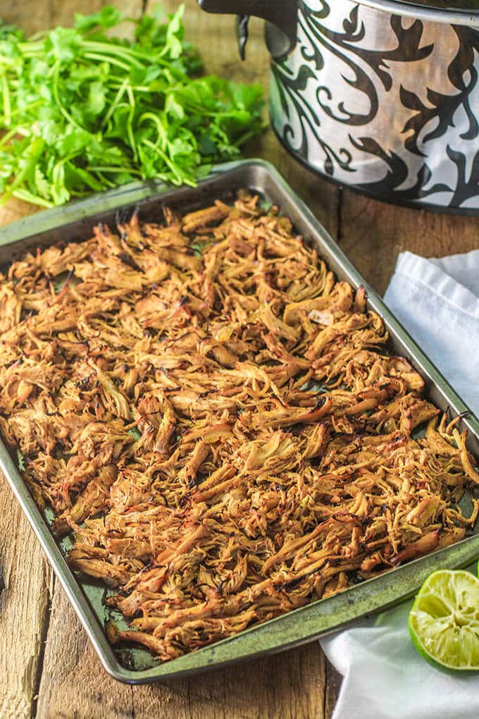 Ora i tacos per cena sono ancora più facili. Prepara le carnitas di pollo nel fornello lento e spendi solo pochi minuti per assemblare la cena.