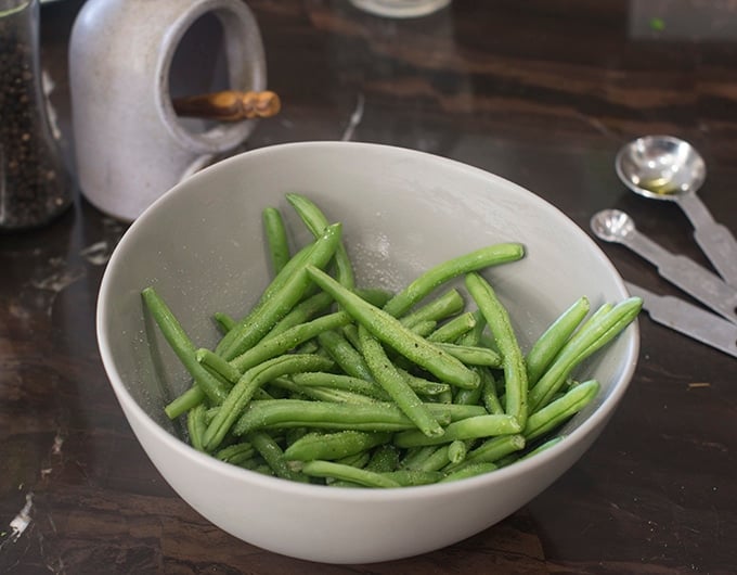 Fresh green beans in a bowl.