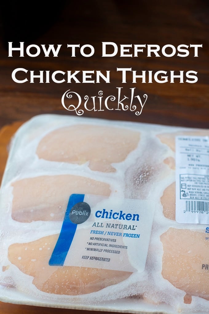 冷凍チキンのパッケージ;テキストオーバーレイはすぐに鶏の太ももを解凍する方法です