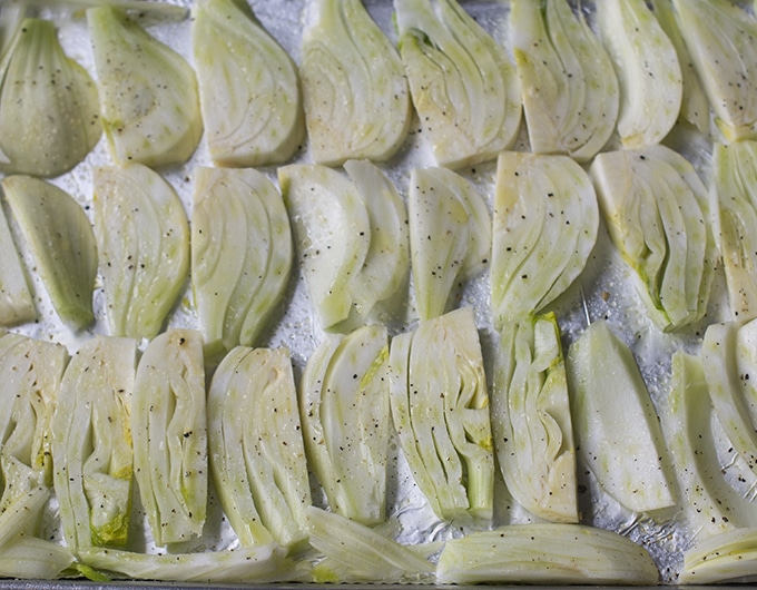 Cut fennel on a baking sheet with oil.